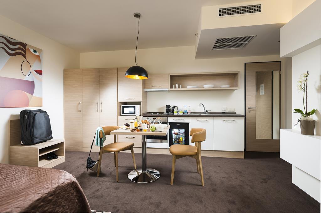 Executive Suite Kitchen,125330625:JPEG